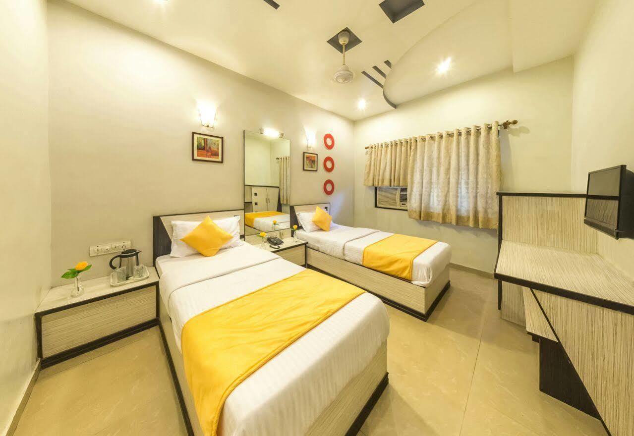 Oyo Flagship 19003 Hotel Rudra Mahal Ahmedabad Exterior foto